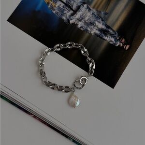 605 Elegant Silver Chain Bracelet with Pearl Charm